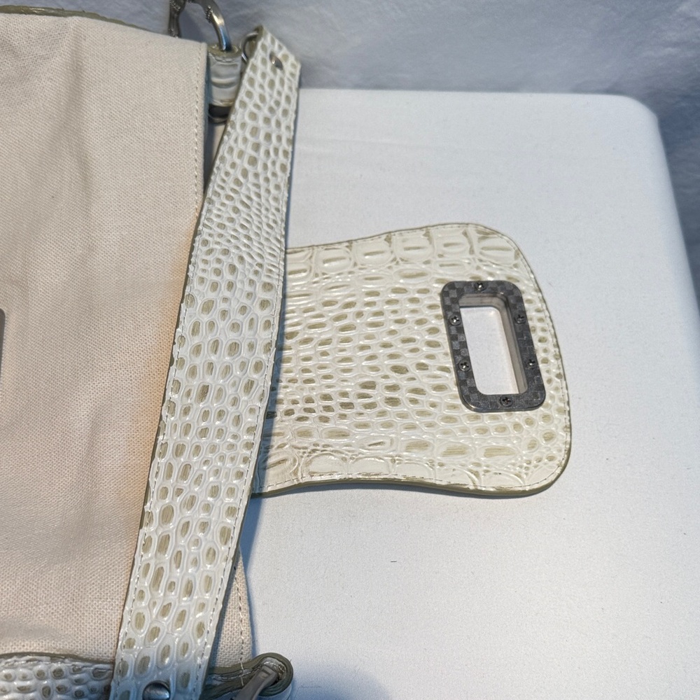 Elegant White Crocodile-Embossed Shoulder Bag - Picture 7 of 14